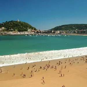 Paradise Luxurious Flat, Free Parking, 3 Double Rooms, Terrace, Jacuzzi, Fully Renovated , San Sebastián España